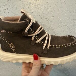 Women’s hey dudes size 7